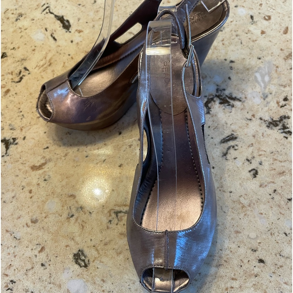 Kenneth Cole Does It Again With This Marbling Tau… - image 1